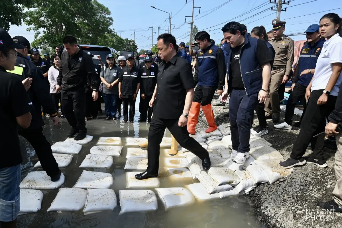 อัปเดต 'น้ำท่วมอยุธยา' ชาวบ้าน ต.หัวเวียง พายเรือมารอต้อนรับ นายกฯ ลงพื้นที่