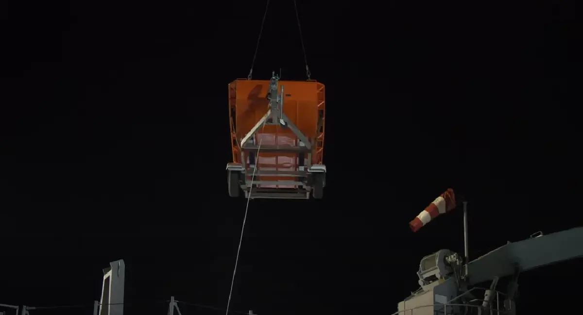 'เรือหลวงจักรีนฤเบศร' เคลื่อนพล มุ่งหน้า 'สงขลา' ช่วยน้ำท่วม 2568