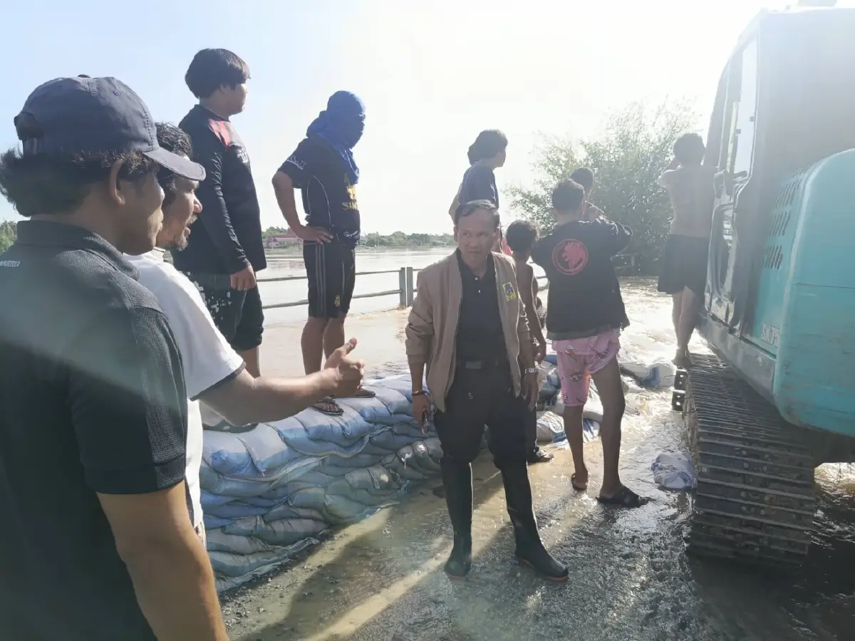 พังแล้ว! คันกั้นน้ำเจ้าพระยา ต.โรงช้าง จ.สิงห์บุรี 300 หลังคาอ่วม