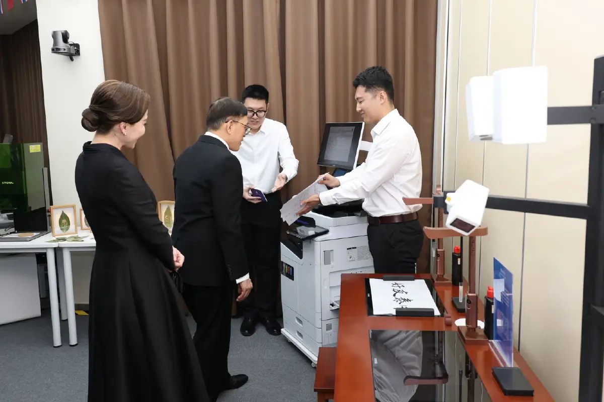 ในหลวง-พระราชินี ทอดพระเนตรศูนย์พัฒนาเทคโนโลยีและทรัพยากรด้านการศึกษา