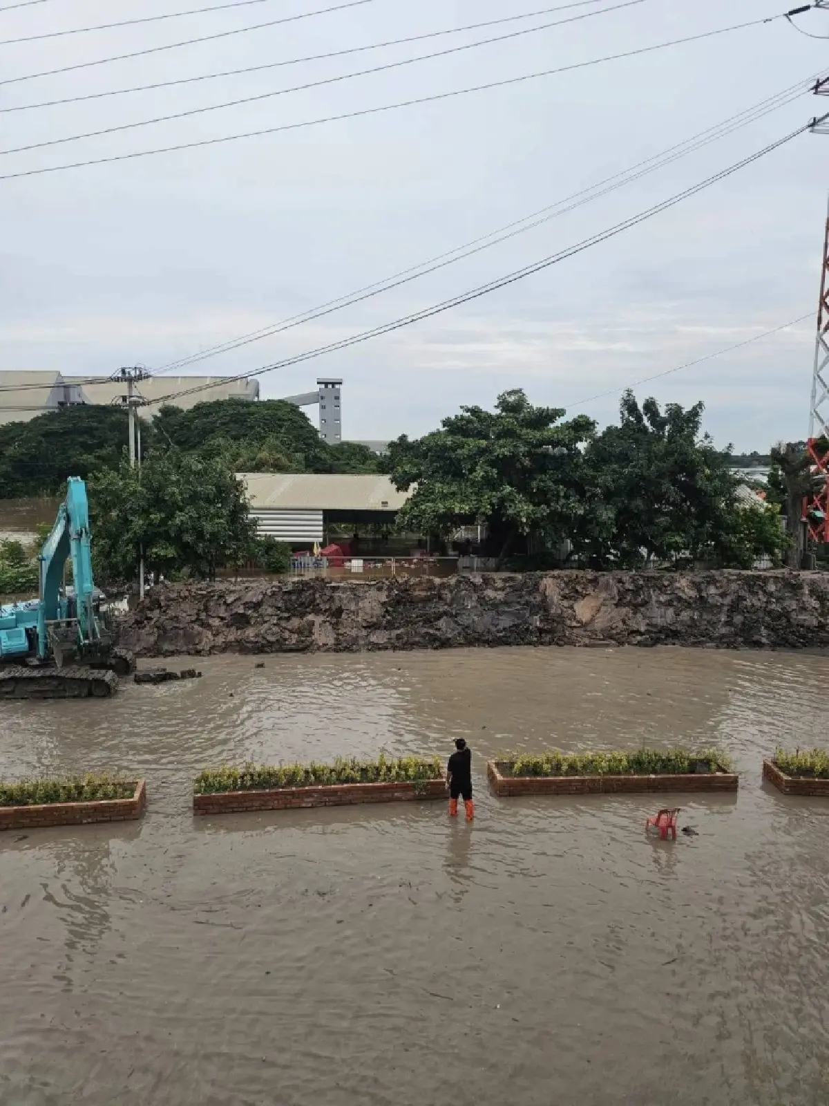 อพยพด่วน! คันดินแตกแล้ว น้ำเจ้าพระยา ไหลทะลักชุมชนป่าโมก อ่างทอง