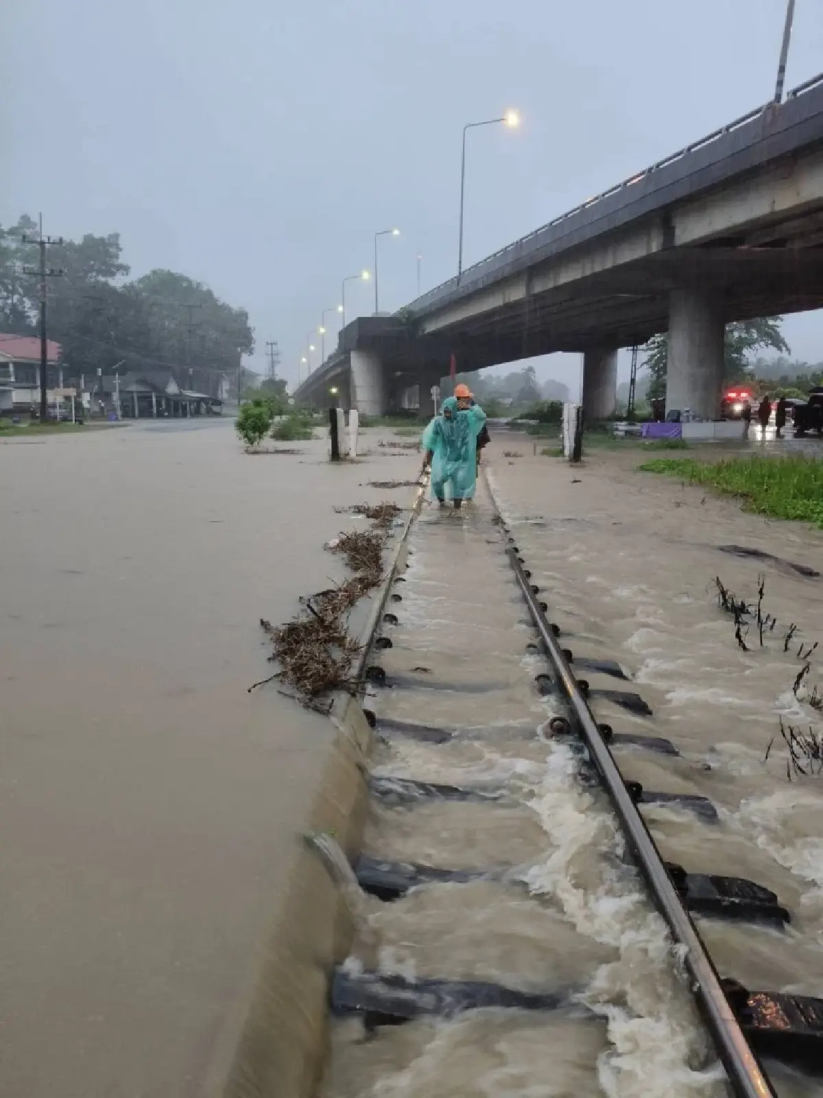 น้ำท่วมสูง แจ้งปิดเส้นทางรถไฟ ช่วงสถานีช่องเขา - ร่อนพิบูลย์ จ.นครศรีธรรมราช