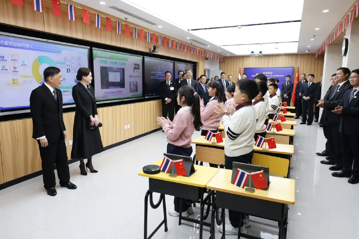 ในหลวง-พระราชินี ทอดพระเนตรศูนย์พัฒนาเทคโนโลยีและทรัพยากรด้านการศึกษา