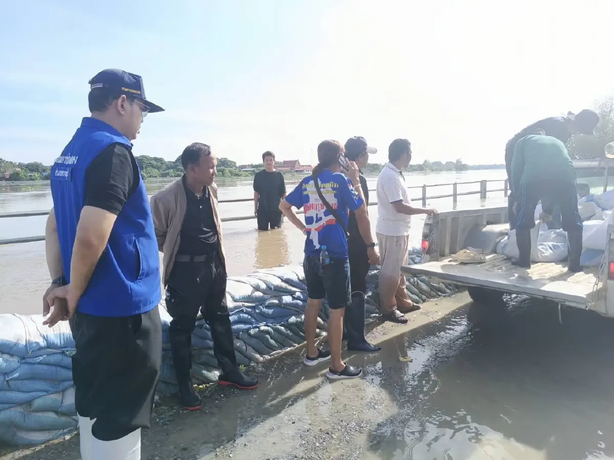 พังแล้ว! คันกั้นน้ำเจ้าพระยา ต.โรงช้าง จ.สิงห์บุรี 300 หลังคาอ่วม