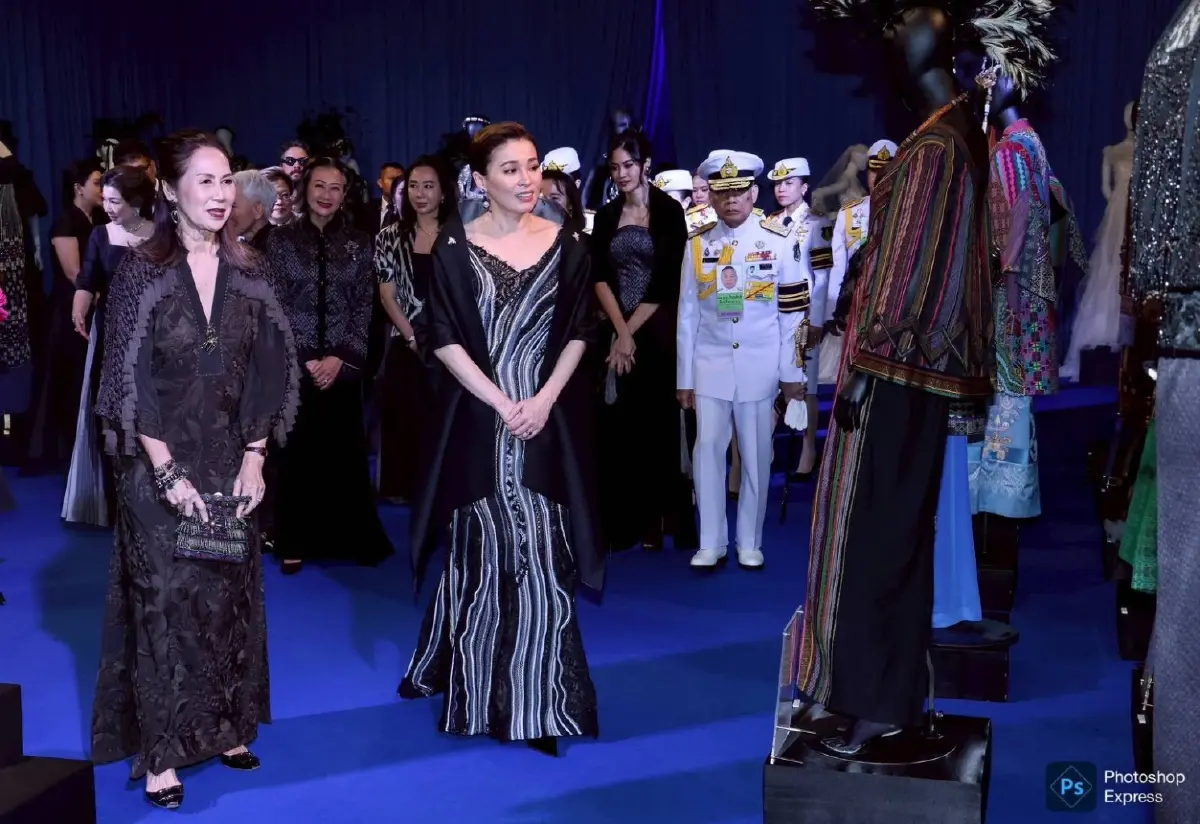 พระราชินี เสด็จฯ ทอดพระเนตรนิทรรศการ-งานแสดงแฟชั่นโชว์ 45 ปี ห้องเสื้อพิจิตรา