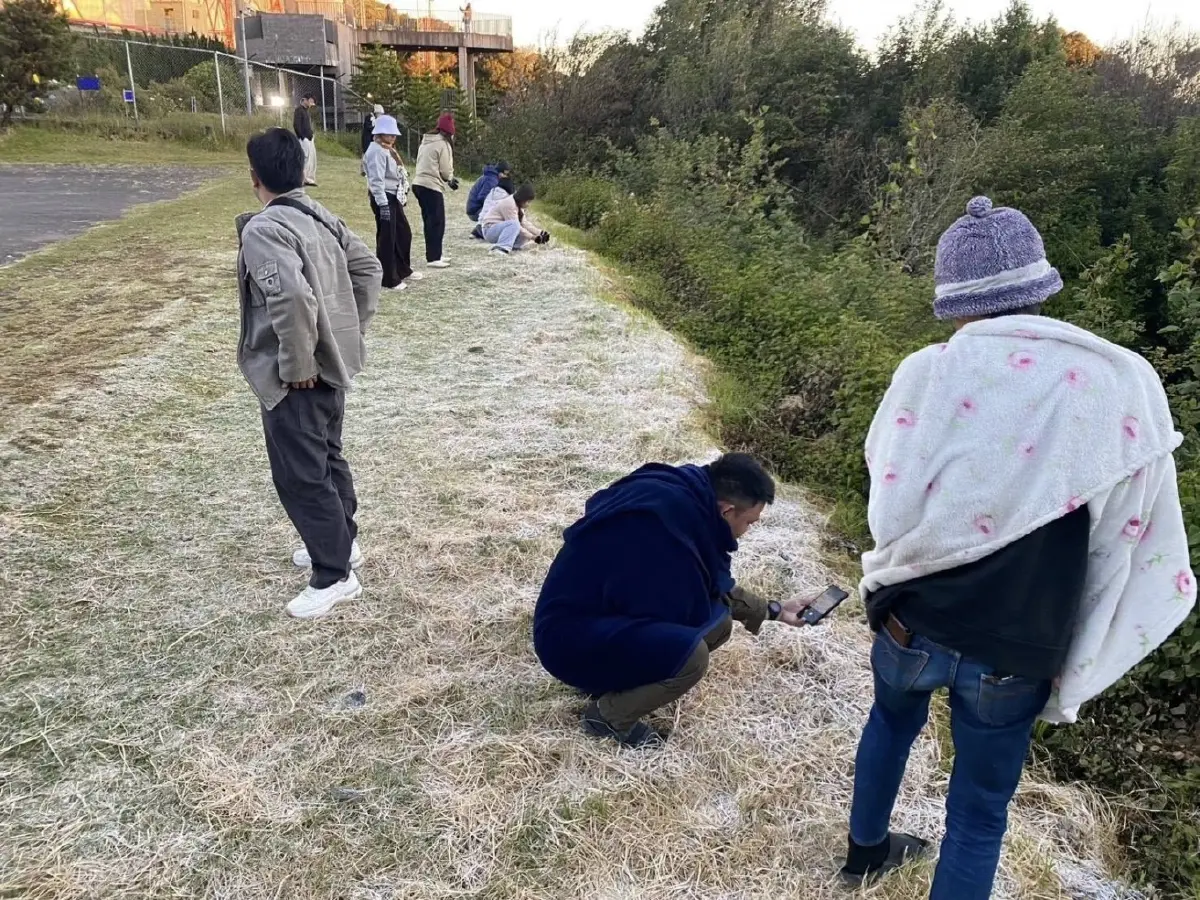 ดอยอินทนนท์ หนาวมาก 2°C นักท่องเที่ยวสัมผัสอากาศหนาว ดูแม่คะนิ้ง