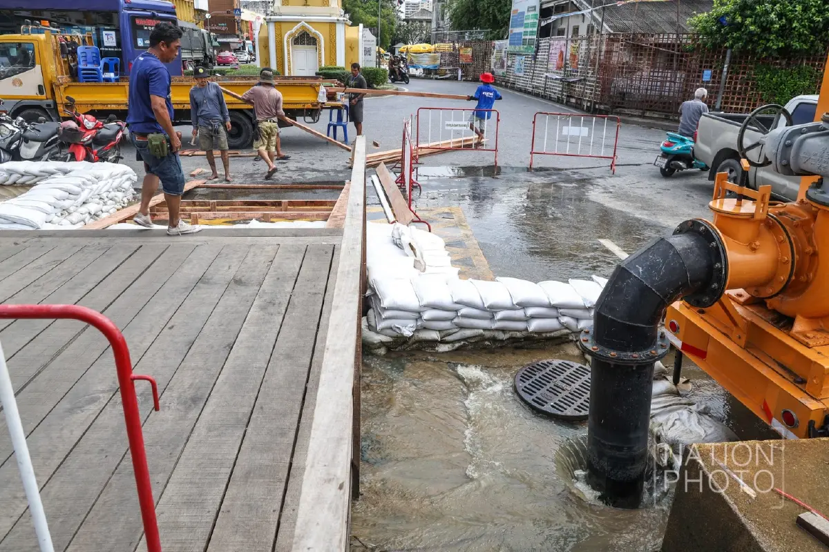 เจ้าพระยาล้นตลิ่ง เร่งเสริมกระสอบทราย 'ท่าน้ำนนท์' น้ำทะเลหนุน