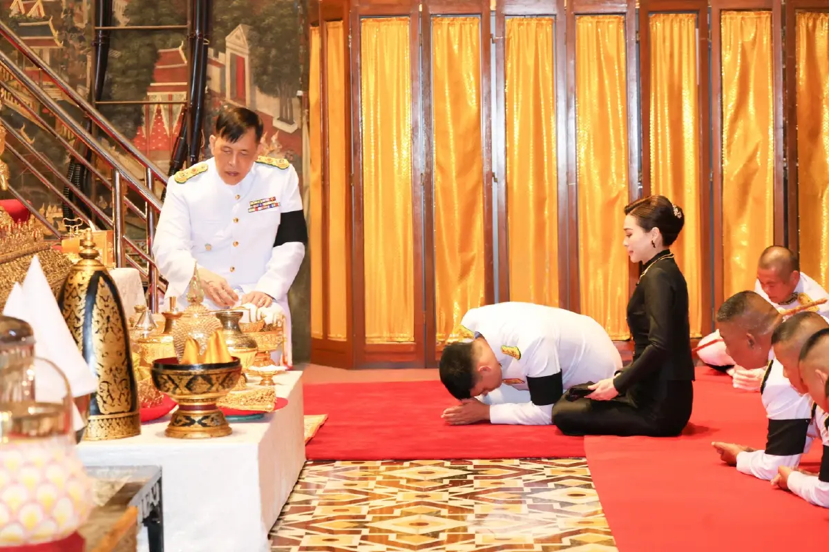 ในหลวง-พระราชินี เสด็จฯ ทรงเปลี่ยนเครื่องทรงฤดูหนาวถวาย 'พระแก้วมรกต'