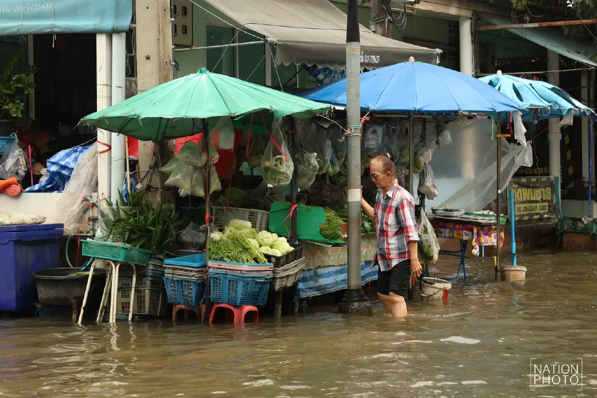 ฝนถล่มกรุง! ดอนเมืองน้ำยังท่วมขัง ถนนสรงประภา น้ำยังท่วมขัง