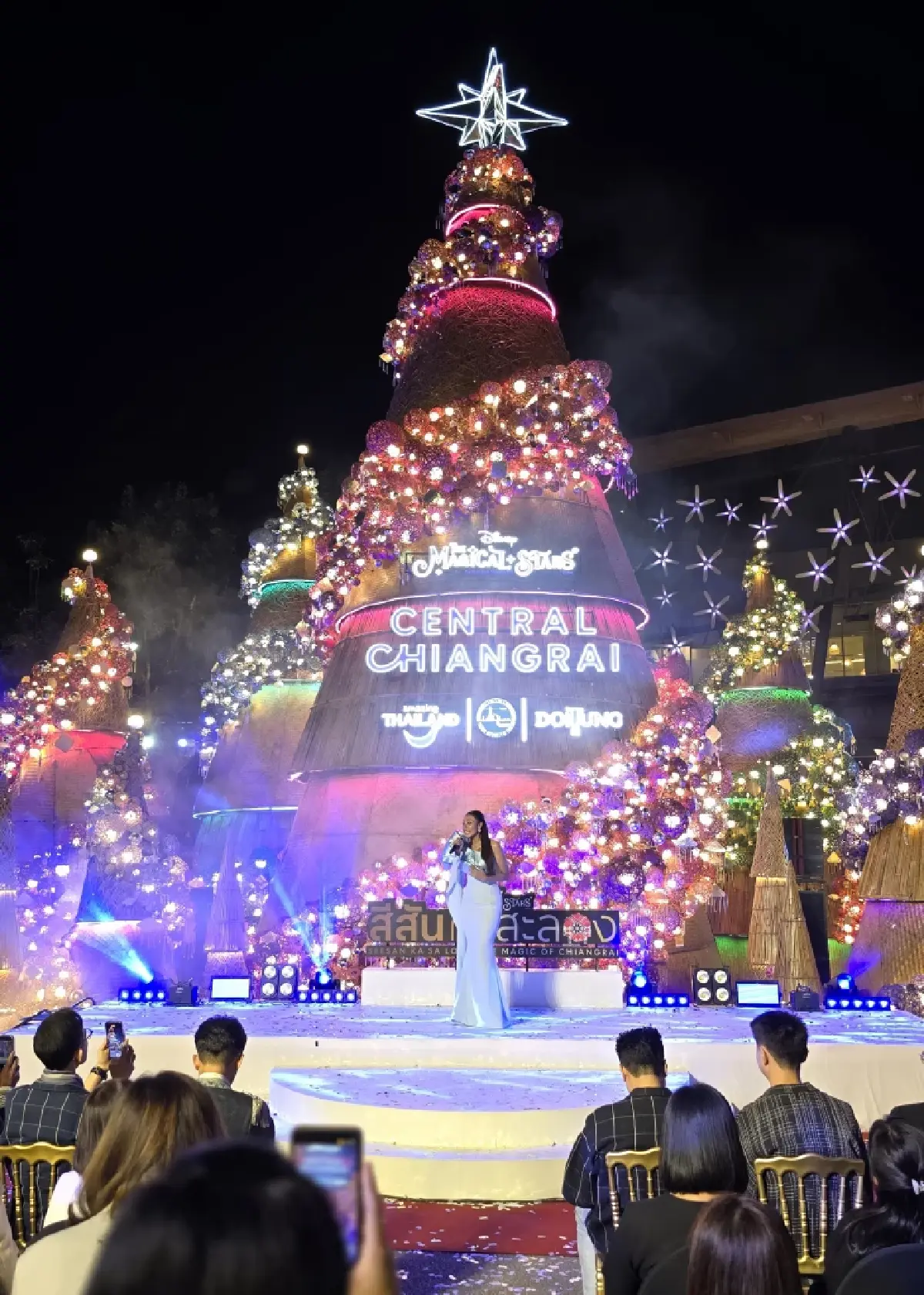 เปิดไฟ ‘ต้นคริสต์มาสหมอกพันวา’ เทศกาลสีสันกาสะลอง 2025 เทิดพระเกียรติ 'สมเด็จพระพันปีหลวง'