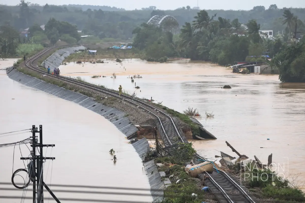 น้ำท่วมใต้วิกฤต! กระแสน้ำไหลแรง ซัดทางรถไฟสายใต้ขาด รฟท. งดเดินรถชั่วคราว
