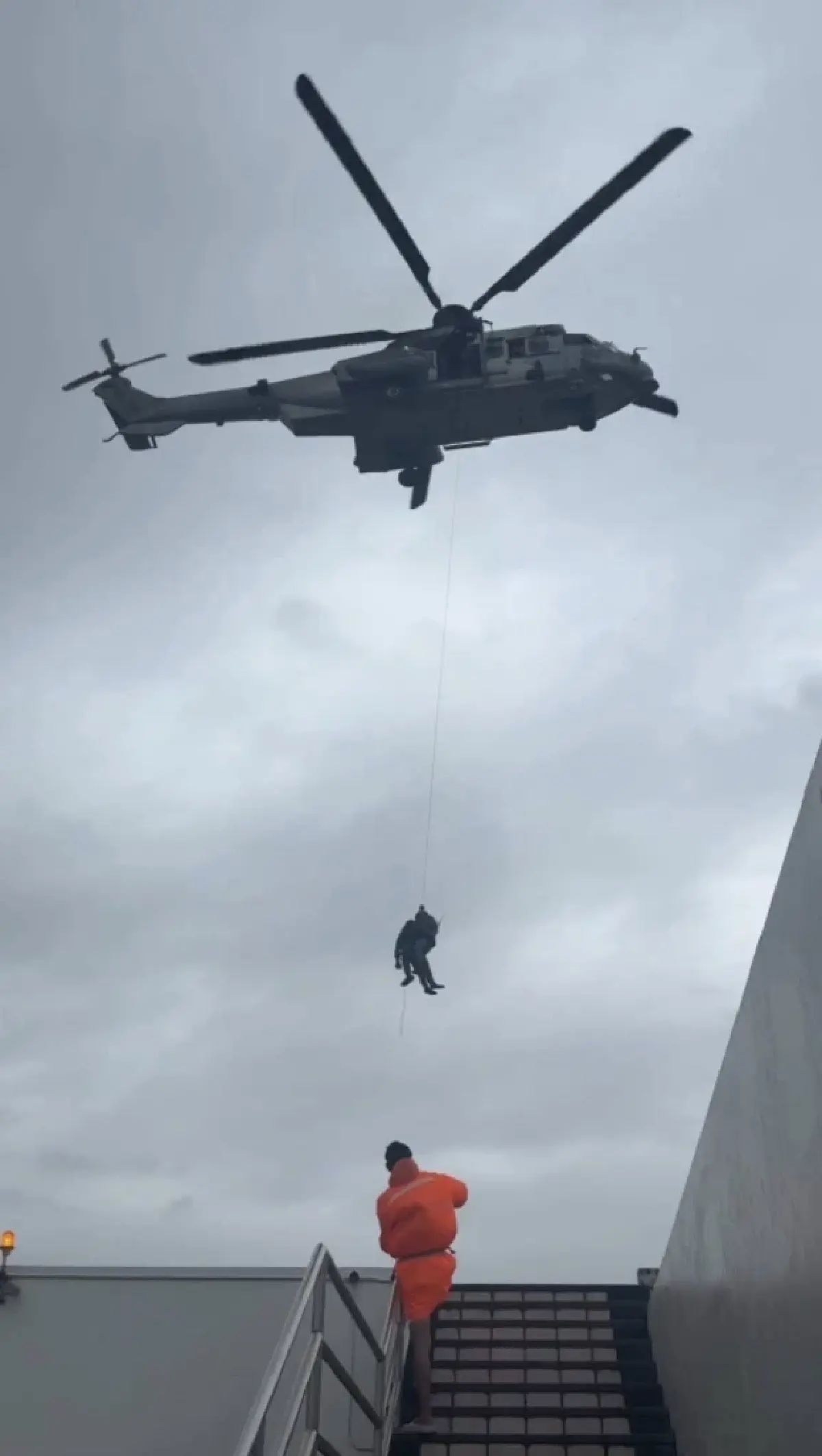 ปฏิบัติการด่วน บินนำส่ง 'ถังออกซิเจน' ผู้ป่วย รพ.หาดใหญ่ วิกฤตน้ำท่วม