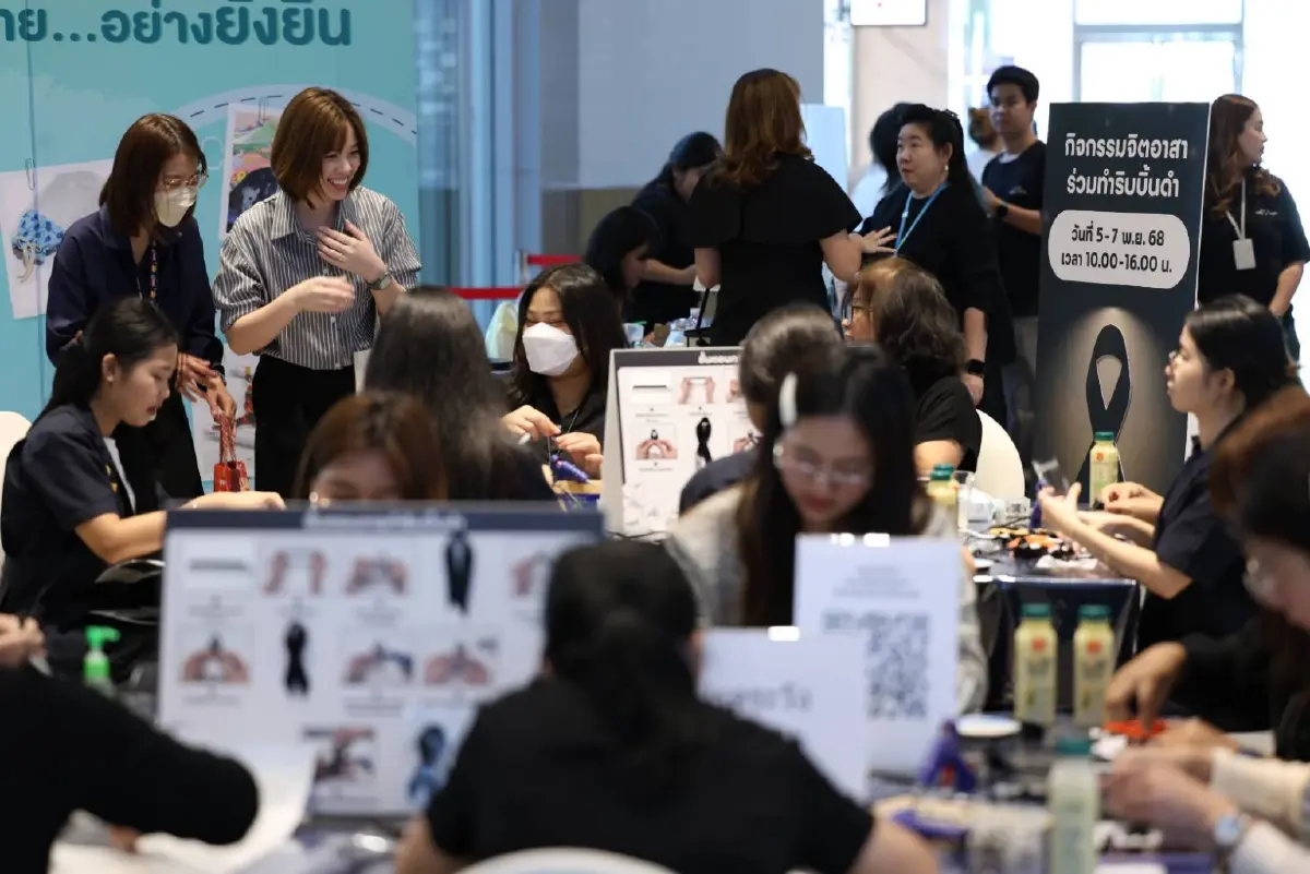 ‘นักศึกษาธรรมศาสตร์’ ทำความดีถวายความอาลัย ‘สมเด็จพระพันปีหลวง’