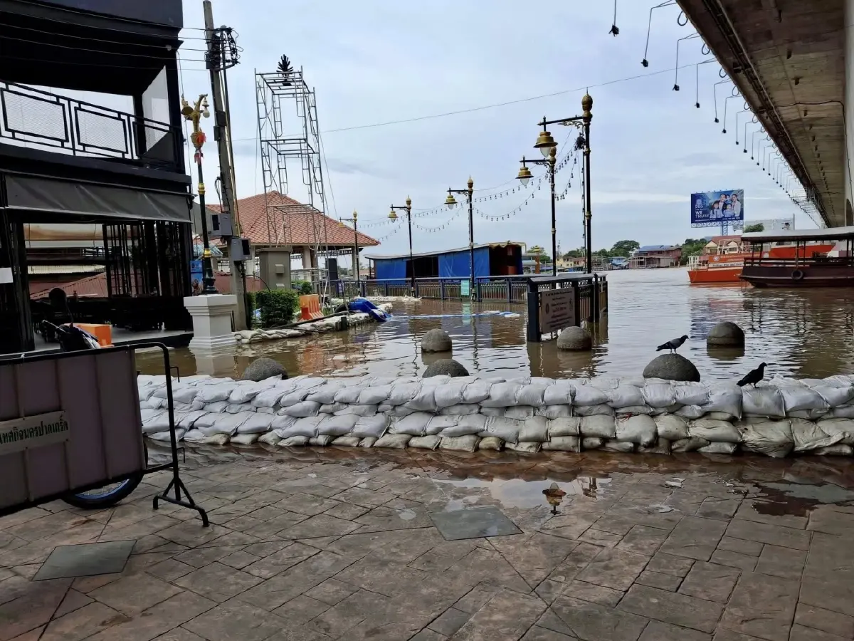 น้ำมาแล้ว ทะลักปากเกร็ด ระดับน้ำเจ้าพระยา 2.37 เมตร วิกฤติสีแดง