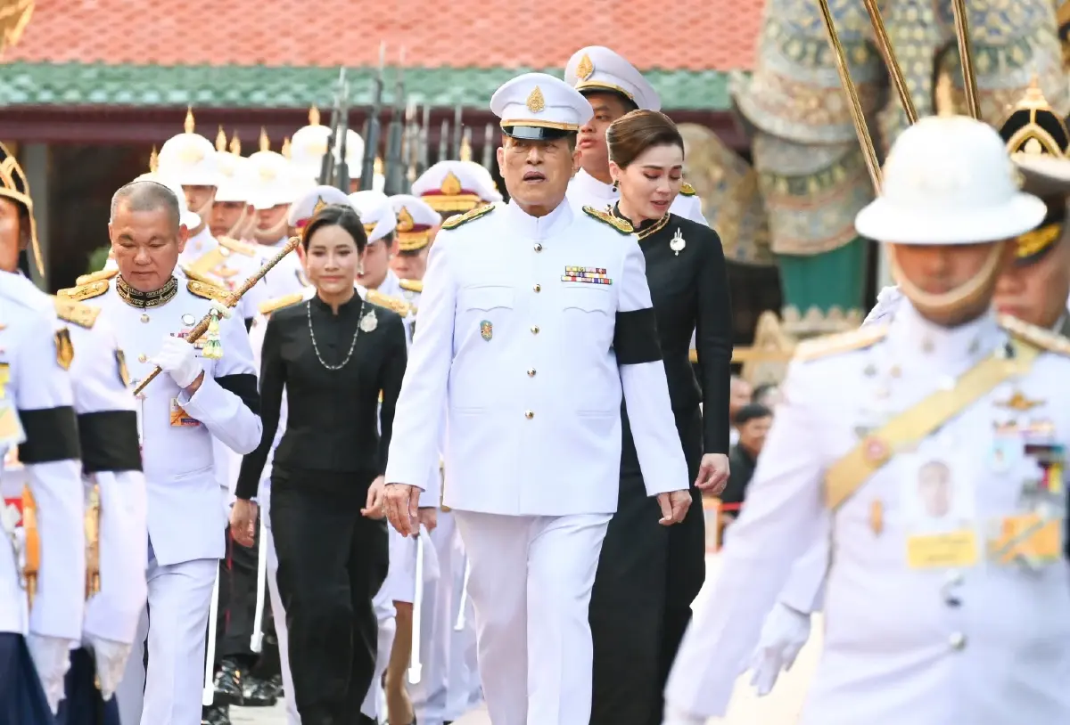 ในหลวง-พระราชินี เสด็จฯ ทรงเปลี่ยนเครื่องทรงฤดูหนาวถวาย 'พระแก้วมรกต'