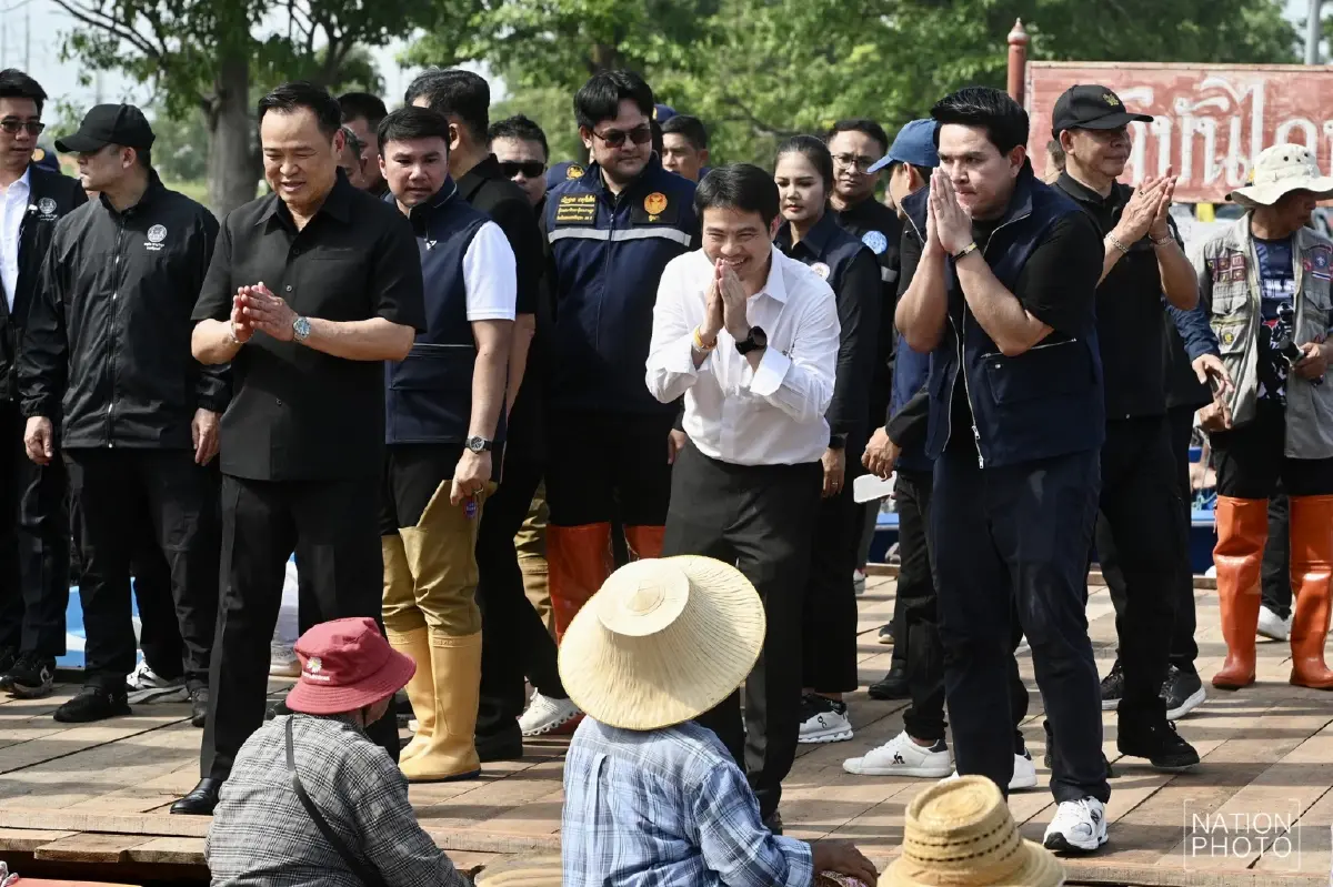 อัปเดต 'น้ำท่วมอยุธยา' ชาวบ้าน ต.หัวเวียง พายเรือมารอต้อนรับ นายกฯ ลงพื้นที่