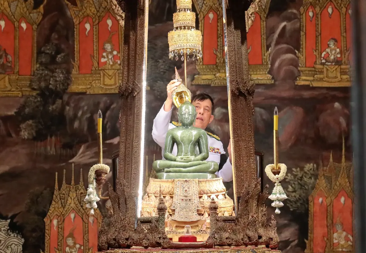 ในหลวง-พระราชินี เสด็จฯ ทรงเปลี่ยนเครื่องทรงฤดูหนาวถวาย 'พระแก้วมรกต'