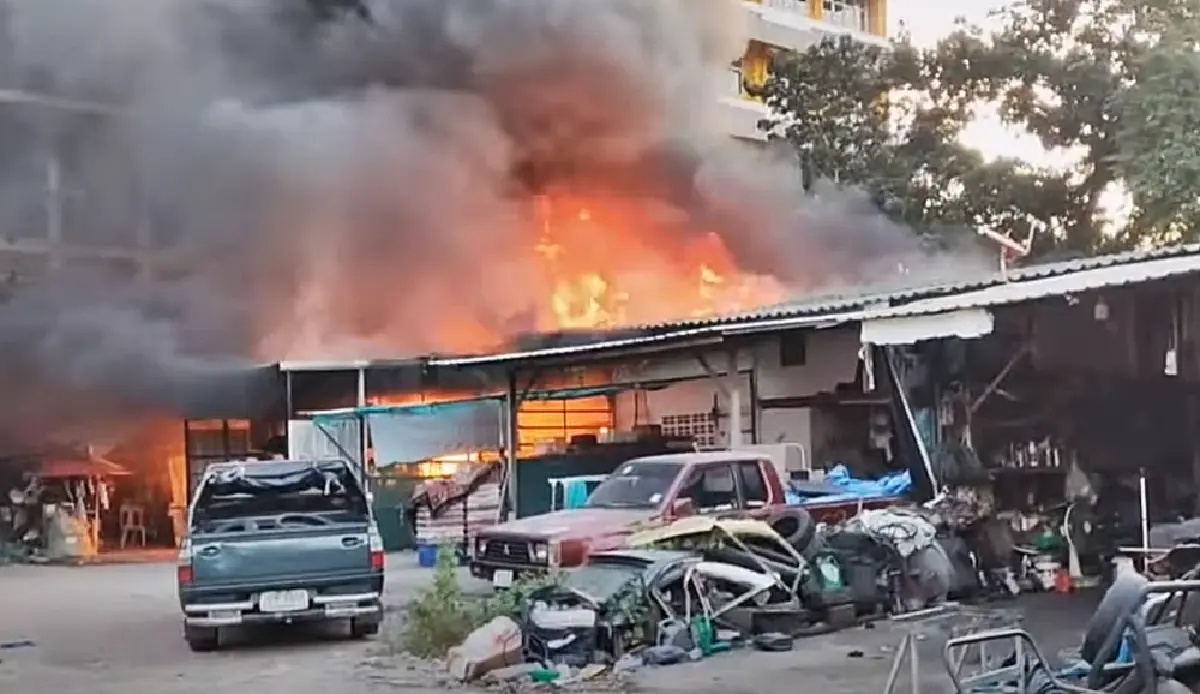 เหตุระทึก! ไฟไหม้อู่ซ่อมรถ ควันดำพวยพุ่ง เจ้าหน้าที่เร่งฉีดน้ำสกัดเพลิง