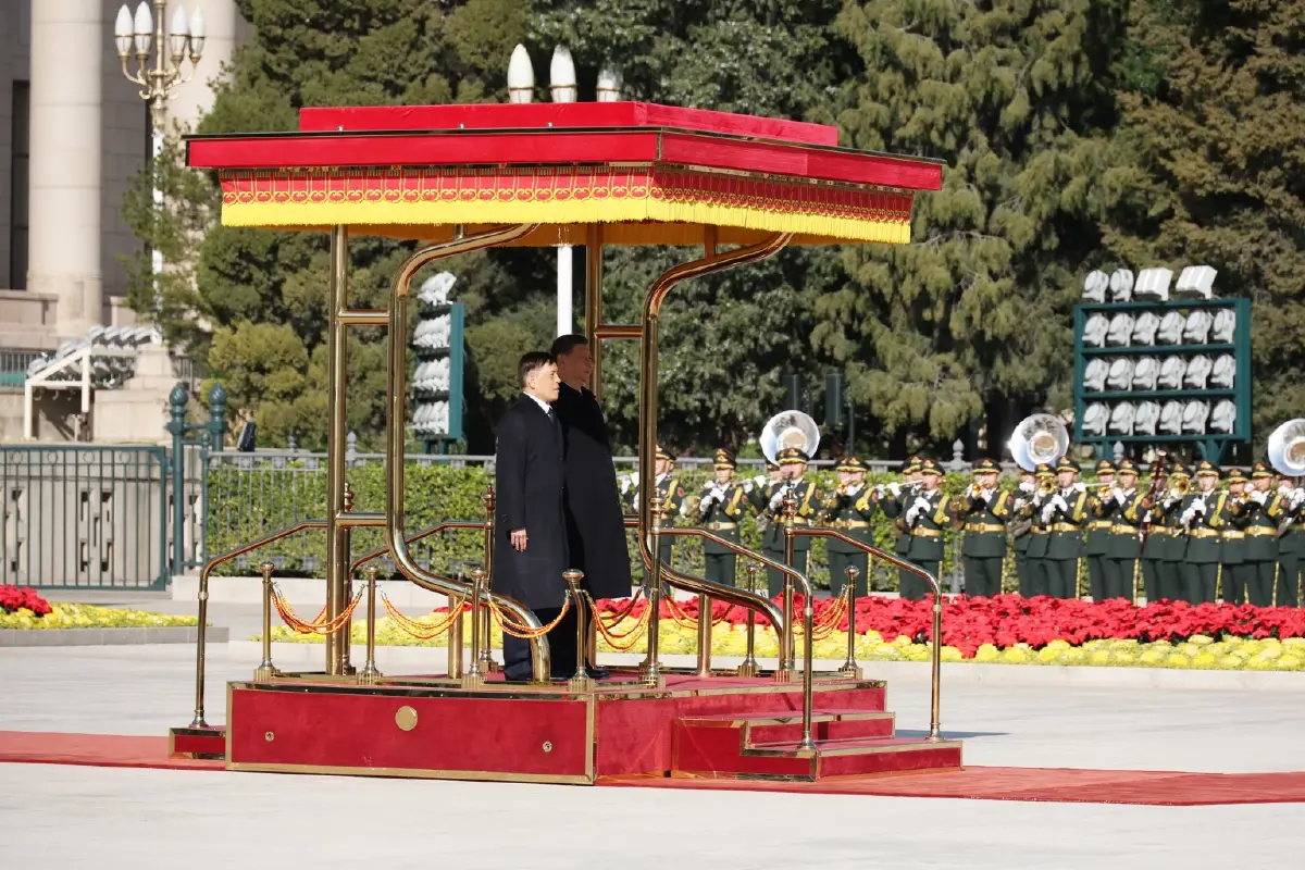 ในหลวง-พระราชินี เสด็จฯ มหาศาลาประชาชน สี จิ้นผิง-ภริยา เฝ้าฯ รับเสด็จ