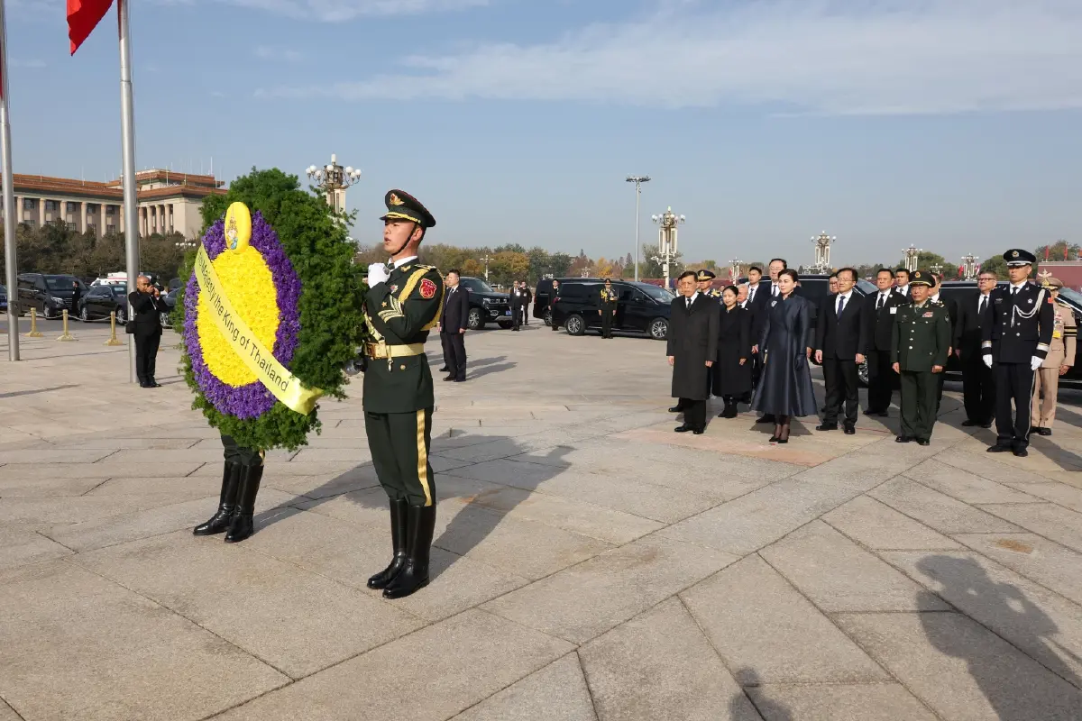 ในหลวง พระราชินี เสด็จฯ ทรงวางพวงมาลา ณ อนุสาวรีย์วีรชน จัตุรัสเทียนอันเหมิน