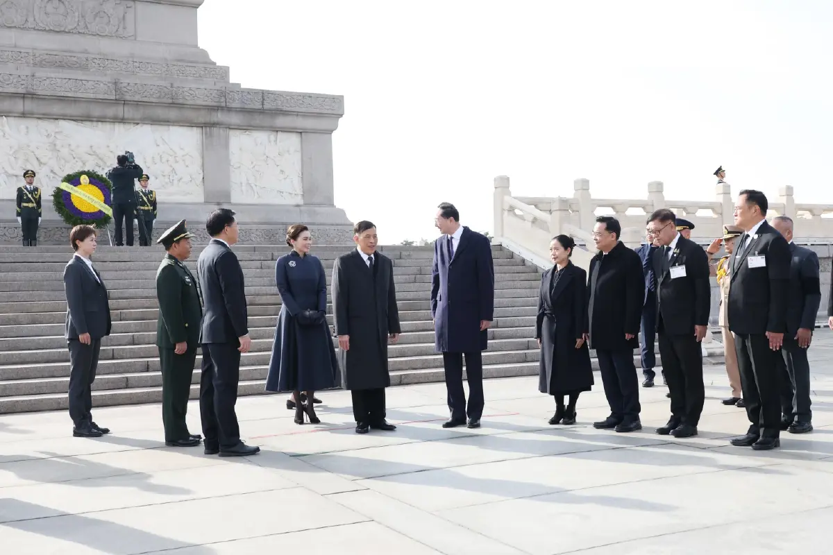 ในหลวง พระราชินี เสด็จฯ ทรงวางพวงมาลา ณ อนุสาวรีย์วีรชน จัตุรัสเทียนอันเหมิน