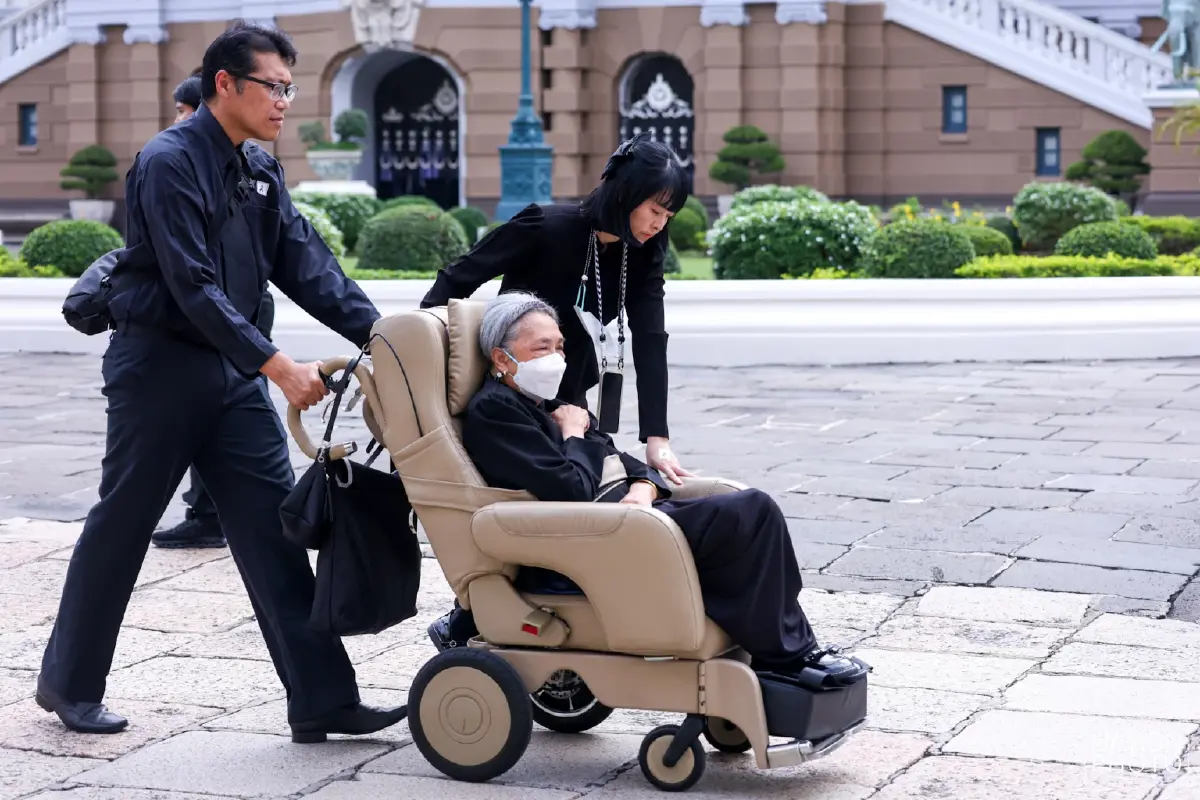 สำนักพระราชวัง เปิดให้ประชาชน ถวายบังคมพระบรมศพ 'พระพันปีหลวง' เป็นวันแรก
