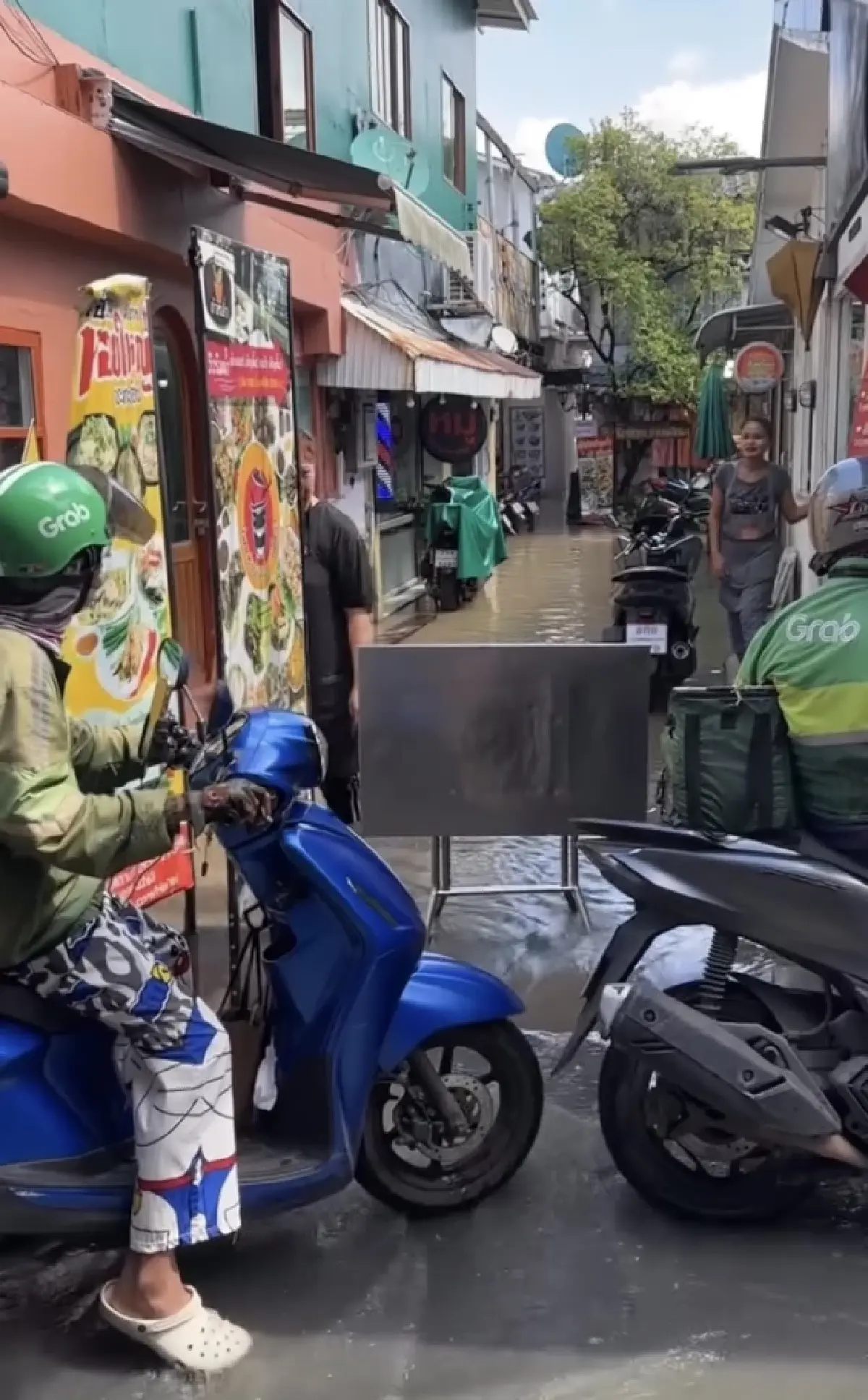 บางกอกน้อย เตือนน้ำท่วมใหญ่ น้ำทะเลหนุนสูง ห้ามย้ายกระสอบทราย