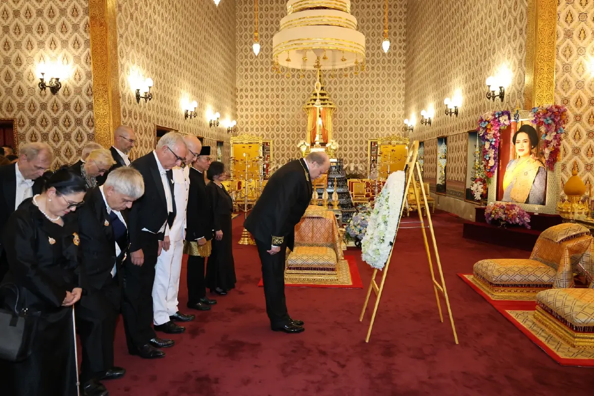 คณะทูตานุทูต ร่วมวางพวงมาลาถวายราชสักการะพระบรมศพ 'พระพันปีหลวง'