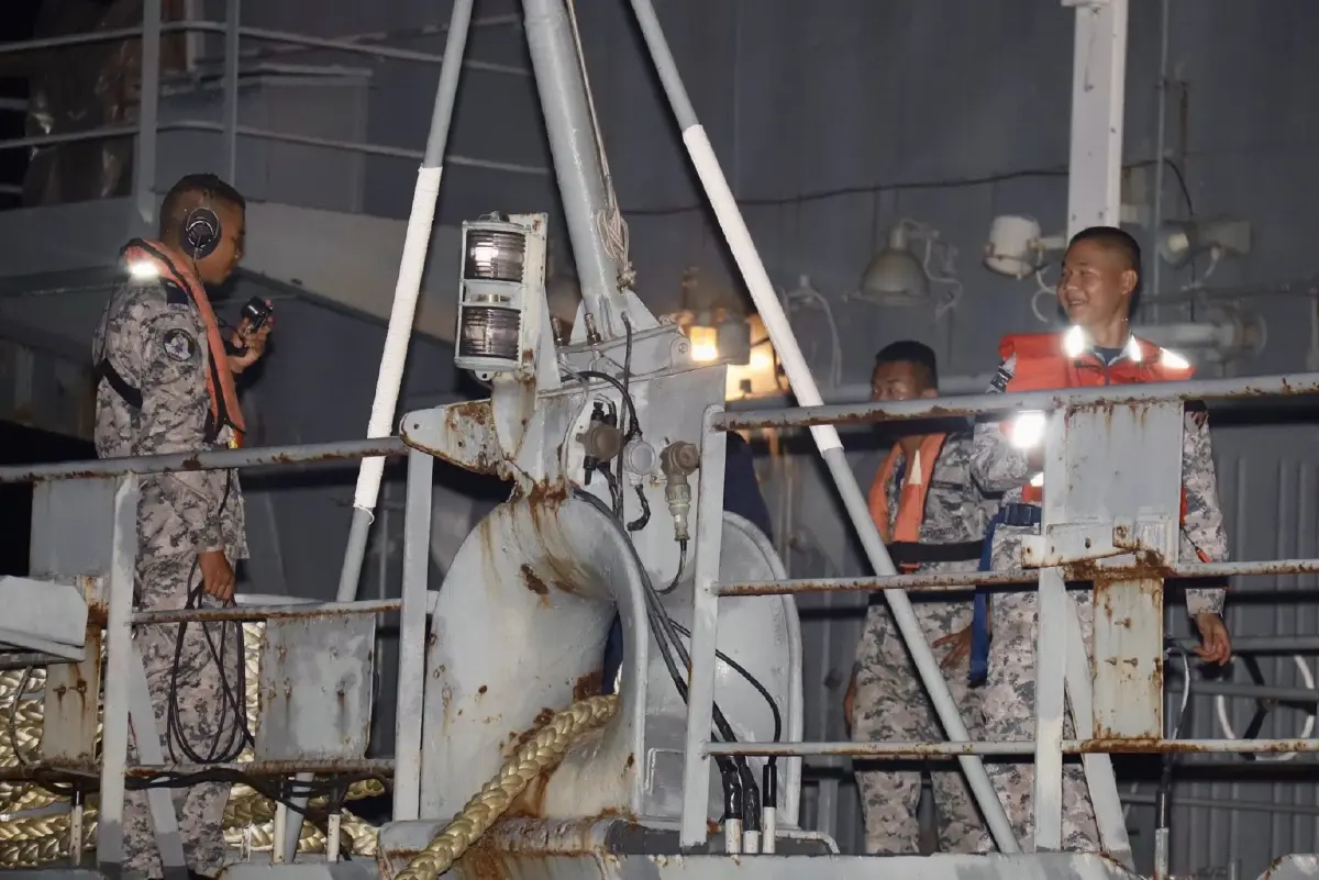 'เรือหลวงจักรีนฤเบศร' เคลื่อนพล มุ่งหน้า 'สงขลา' ช่วยน้ำท่วม 2568