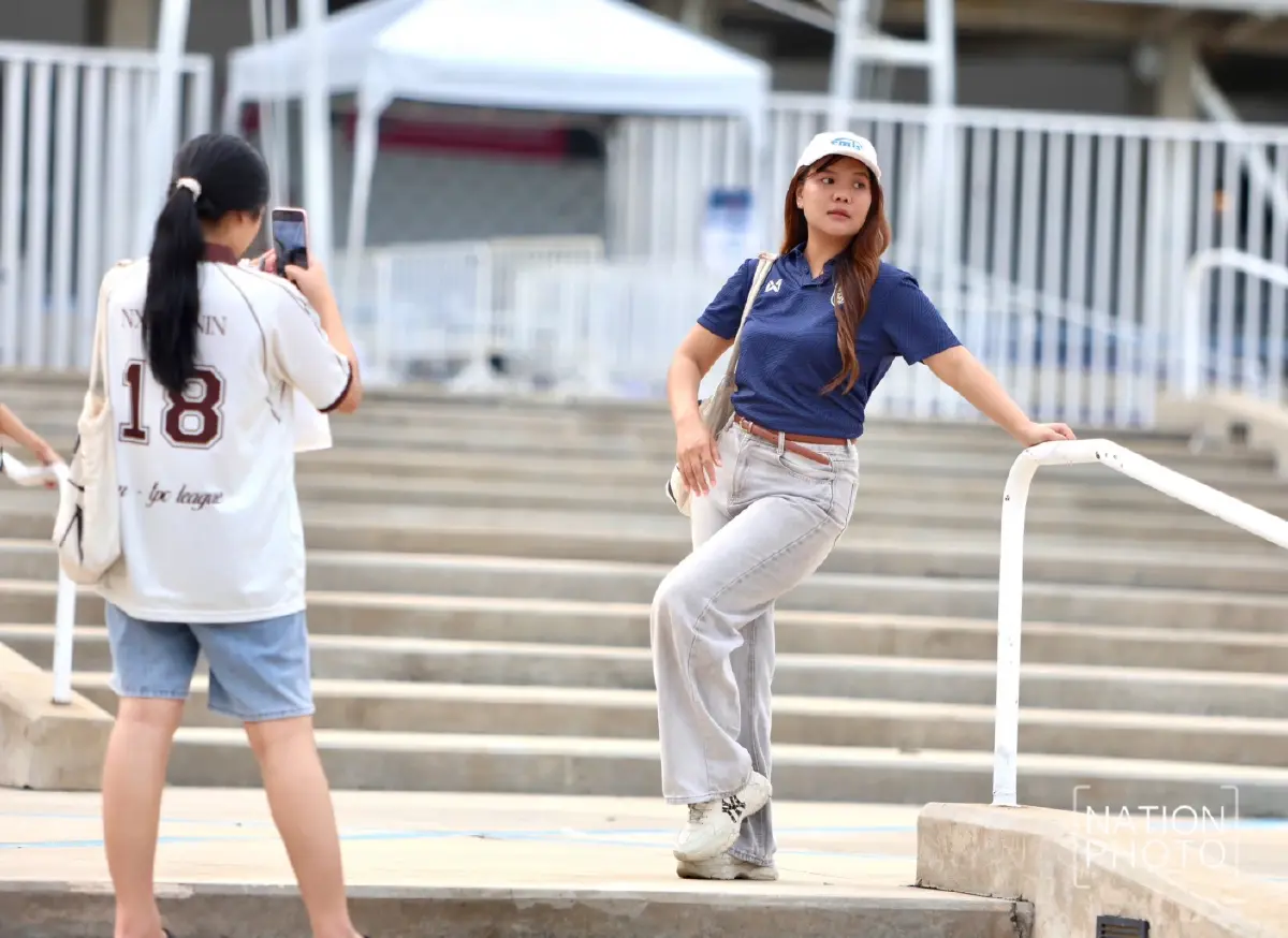 บรรยากาศก่อนศึกคัดเลือกเอเชีย แฟนบอลแห่เชียร์ ไทย พบ สิงคโปร์