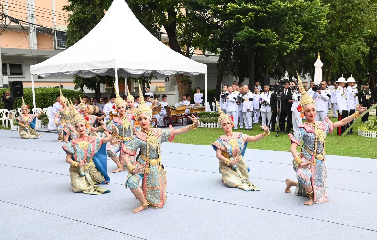 กรมสมเด็จพระเทพรัตนราชสุดาฯ ทรงบวงสรวงราชรถ ในพระราชพิธีถวายพระเพลิงพระบรมศพฯ