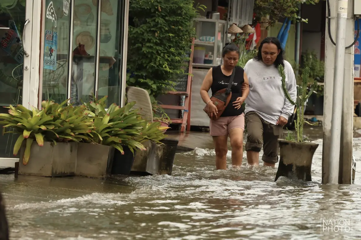 ฝนถล่มกรุง! ดอนเมืองน้ำยังท่วมขัง ถนนสรงประภา น้ำยังท่วมขัง