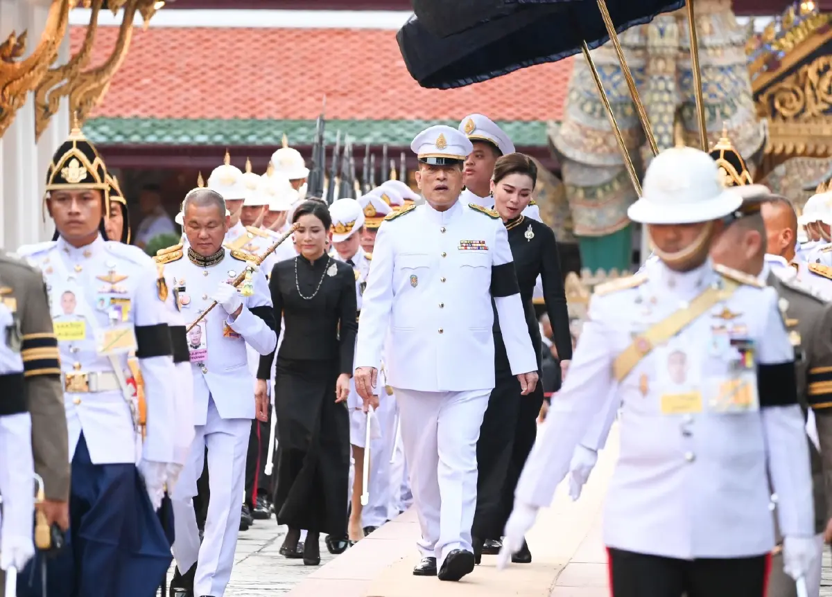 ในหลวง-พระราชินี เสด็จฯ ทรงเปลี่ยนเครื่องทรงฤดูหนาวถวาย 'พระแก้วมรกต'