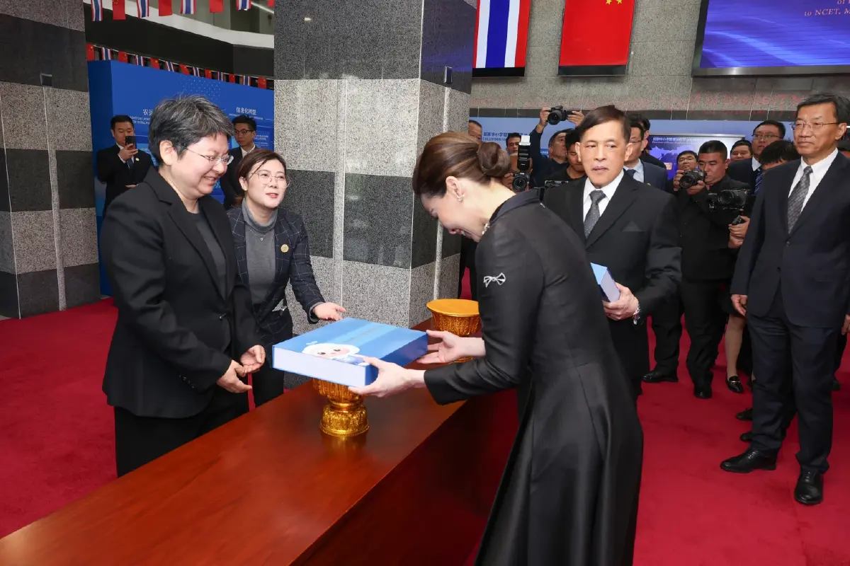 ในหลวง-พระราชินี ทอดพระเนตรศูนย์พัฒนาเทคโนโลยีและทรัพยากรด้านการศึกษา