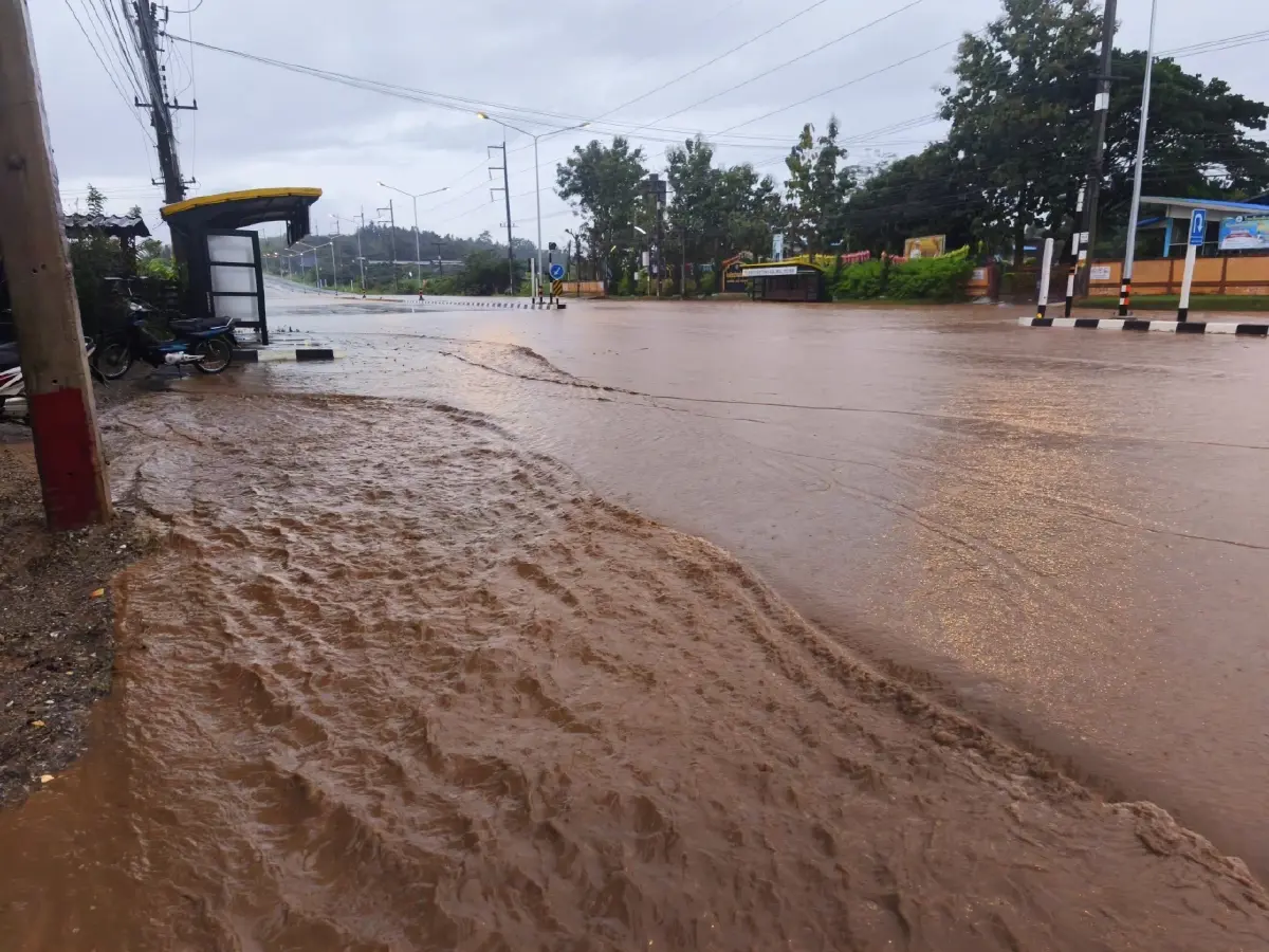 อิทธิพลพายุคัลแมกี ถล่มซ้ำ น้ำท่วมลำพูน - สันป่าสัก ถนนถูกตัดขาด