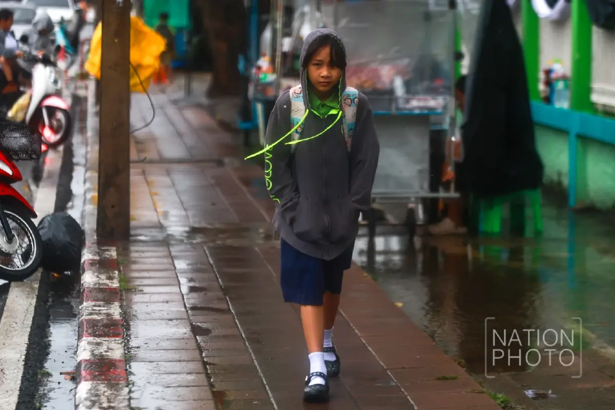 ตามคาด พายุเข้าไทย 'คัลแมกี' เคลื่อนเข้าอุบลฯ ฝนตกหนัก ลมแรง