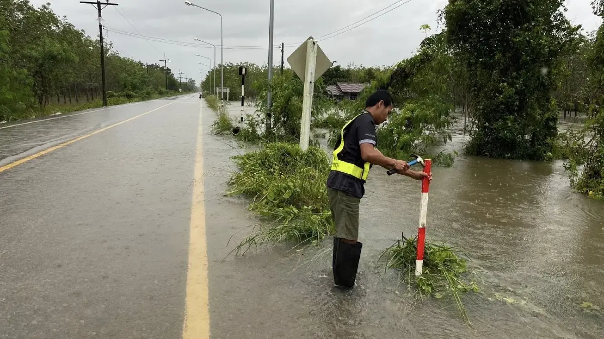 น้ำท่วมภาคใต้ ทช. แจ้งปิดการจราจร 14 สายทาง น้ำท่วมถนน รถผ่านไม่ได้