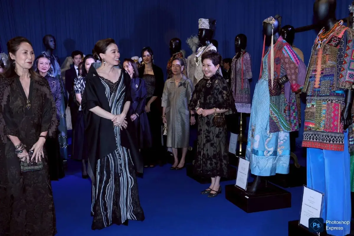 พระราชินี เสด็จฯ ทอดพระเนตรนิทรรศการ-งานแสดงแฟชั่นโชว์ 45 ปี ห้องเสื้อพิจิตรา