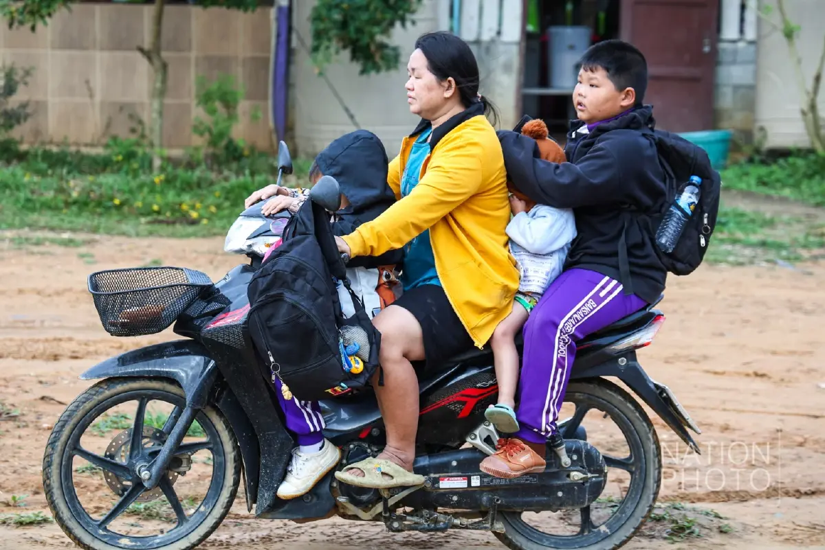 น่านหนาวมาก อุณหภูมิ 15°C เด็กๆ บ้านสันเจริญ แห่ใส่เสื้อกันหนาว