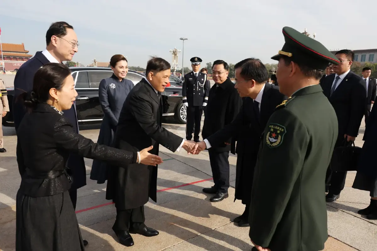 ในหลวง พระราชินี เสด็จฯ ทรงวางพวงมาลา ณ อนุสาวรีย์วีรชน จัตุรัสเทียนอันเหมิน