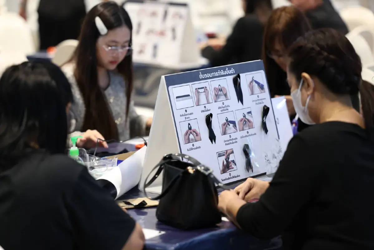 ‘นักศึกษาธรรมศาสตร์’ ทำความดีถวายความอาลัย ‘สมเด็จพระพันปีหลวง’