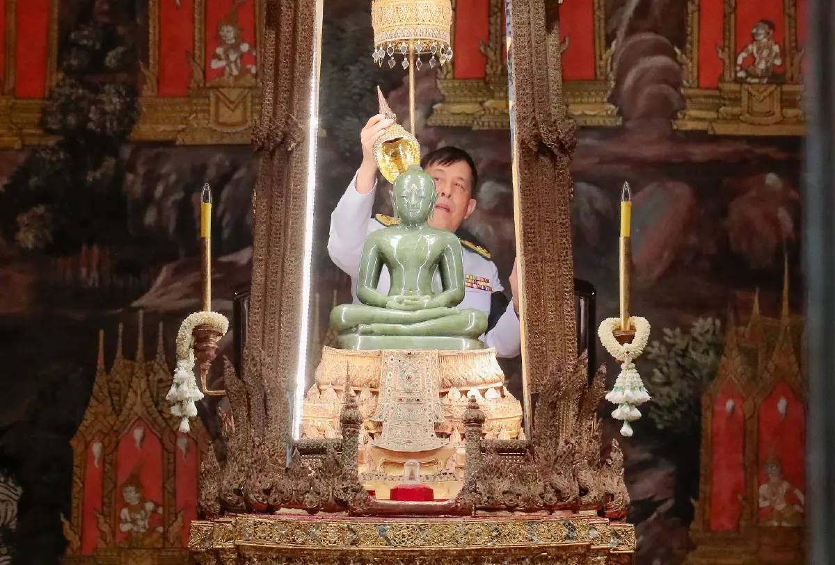 ในหลวง-พระราชินี เสด็จฯ ทรงเปลี่ยนเครื่องทรงฤดูหนาวถวาย 'พระแก้วมรกต'