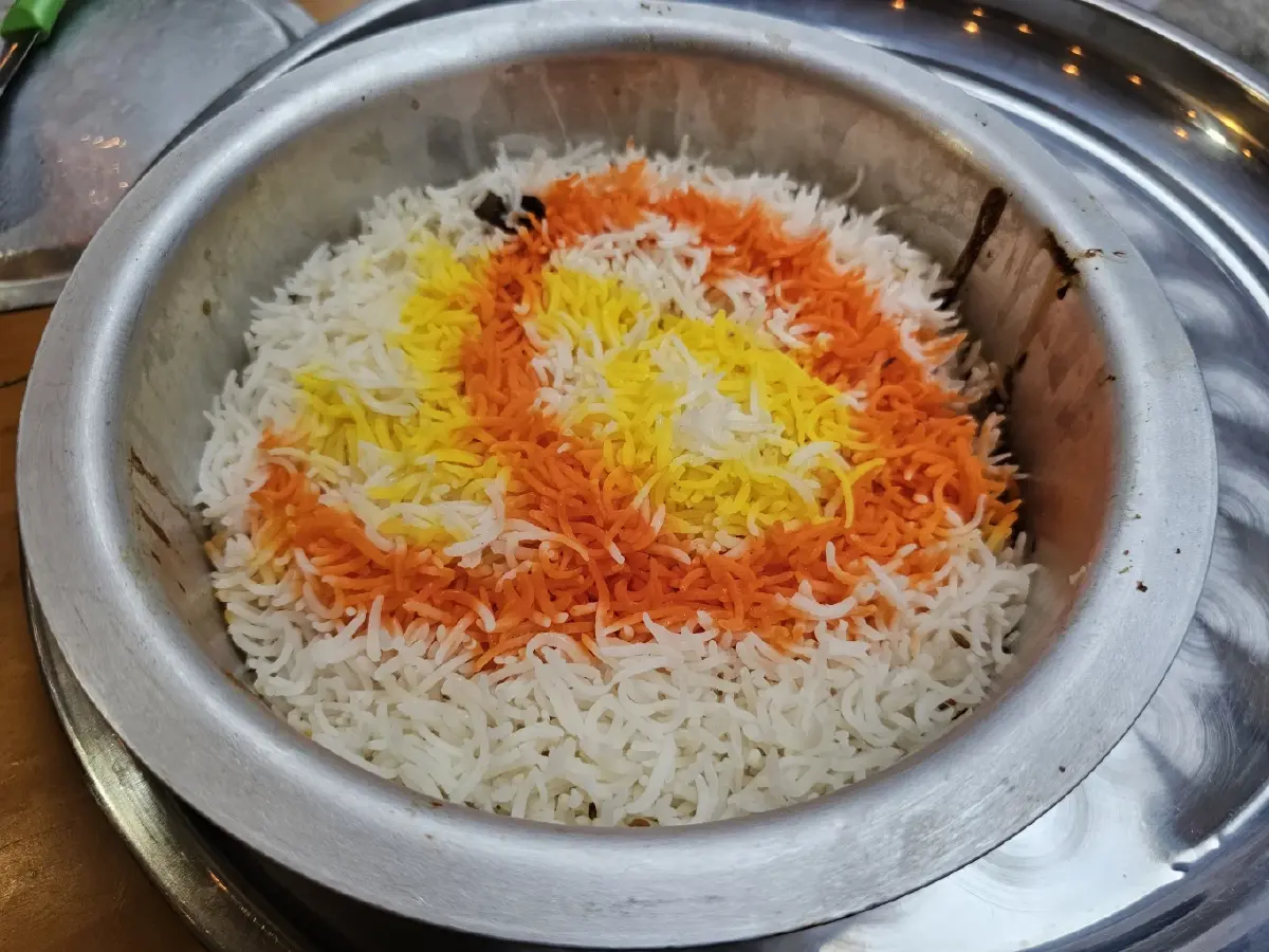 ‘ข้าวหมกอาหรับคว่ำหม้อ’ อร่อย ไร้เทียมทานใน ‘ย่านพัฒนาการ 40’