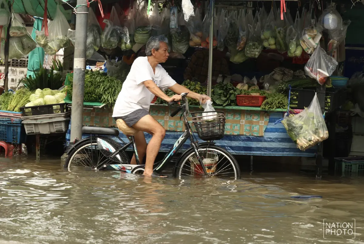 ฝนถล่มกรุง! ดอนเมืองน้ำยังท่วมขัง ถนนสรงประภา น้ำยังท่วมขัง