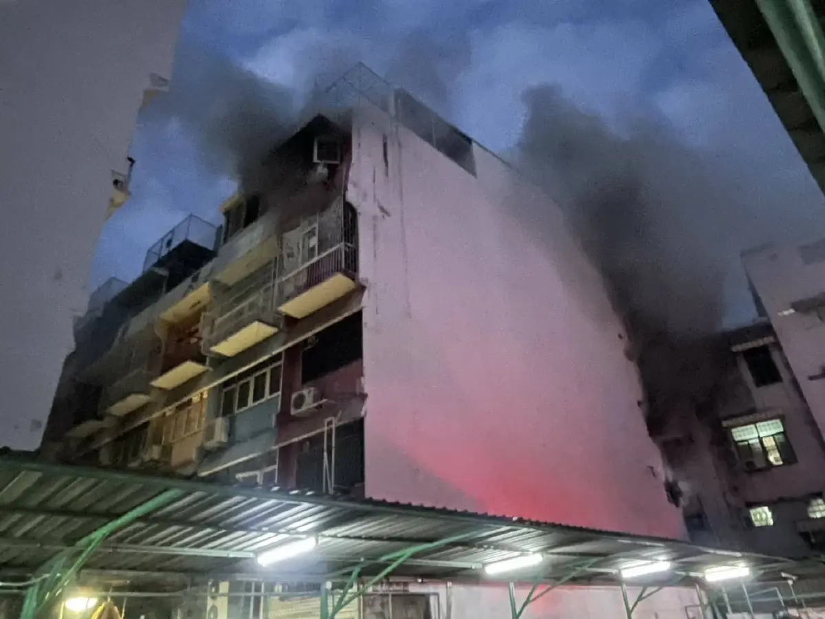 ด่วน! ไฟไหม้อาคาร ใกล้ปากคลองตลาด เพลิงโหมหนัก มีคนบาดเจ็บ