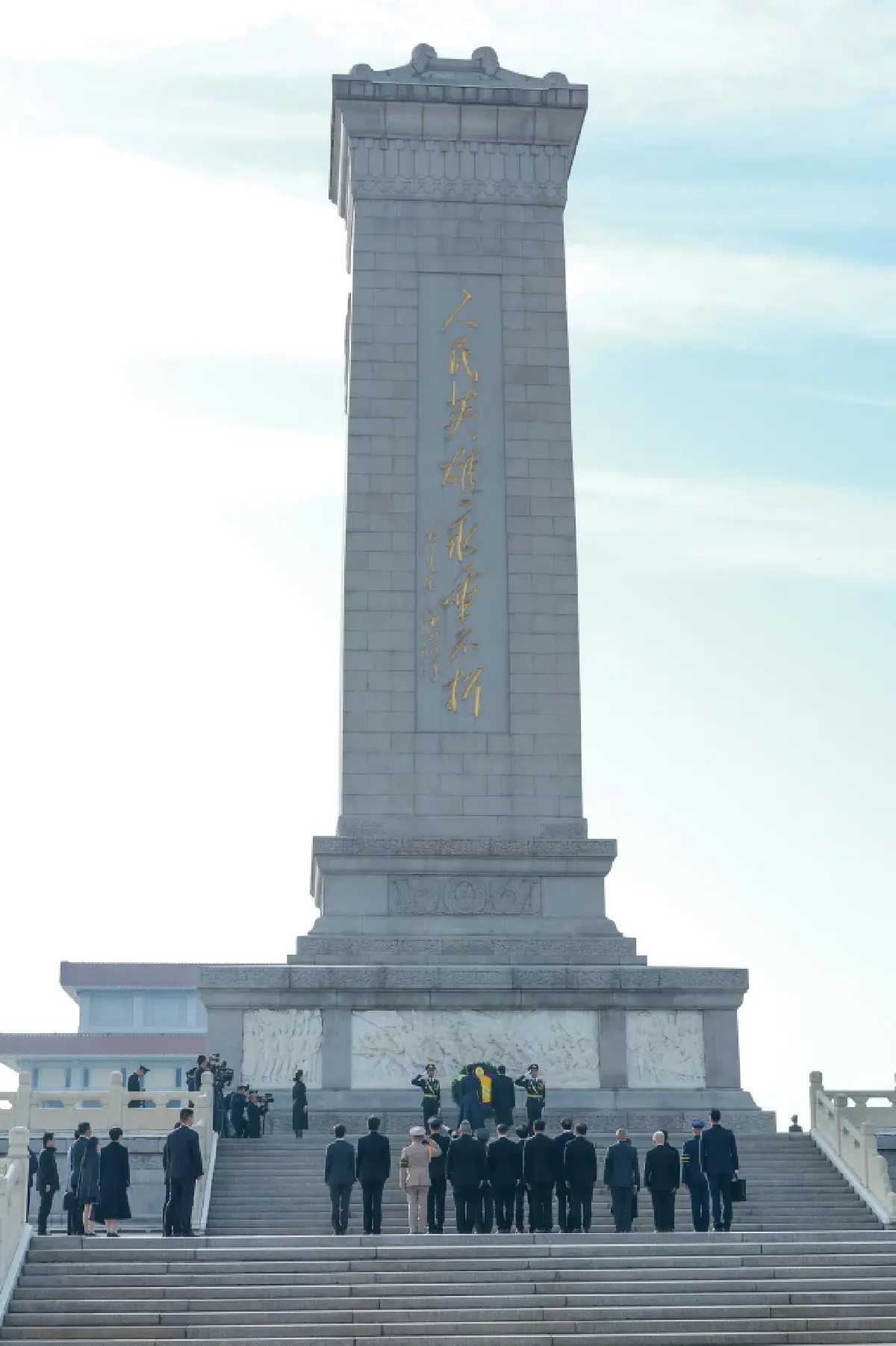 ในหลวง พระราชินี เสด็จฯ ทรงวางพวงมาลา ณ อนุสาวรีย์วีรชน จัตุรัสเทียนอันเหมิน