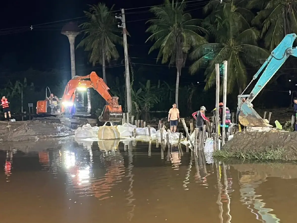 คันกั้นน้ำสิงห์บุรีขาดแล้ว! น้ำทะลัก ต.ต้นโพธิ์ เร่งสกัดมวลน้ำ