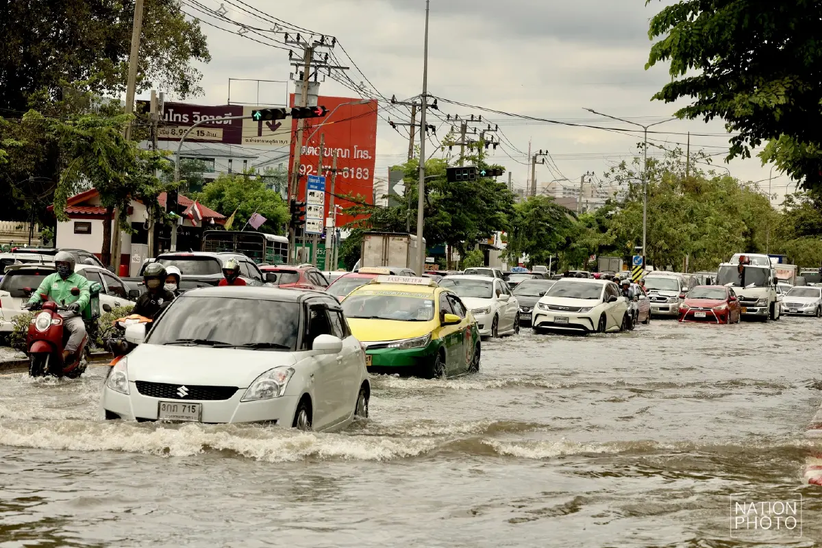 ฝนถล่มกรุง! ดอนเมืองน้ำยังท่วมขัง ถนนสรงประภา น้ำยังท่วมขัง