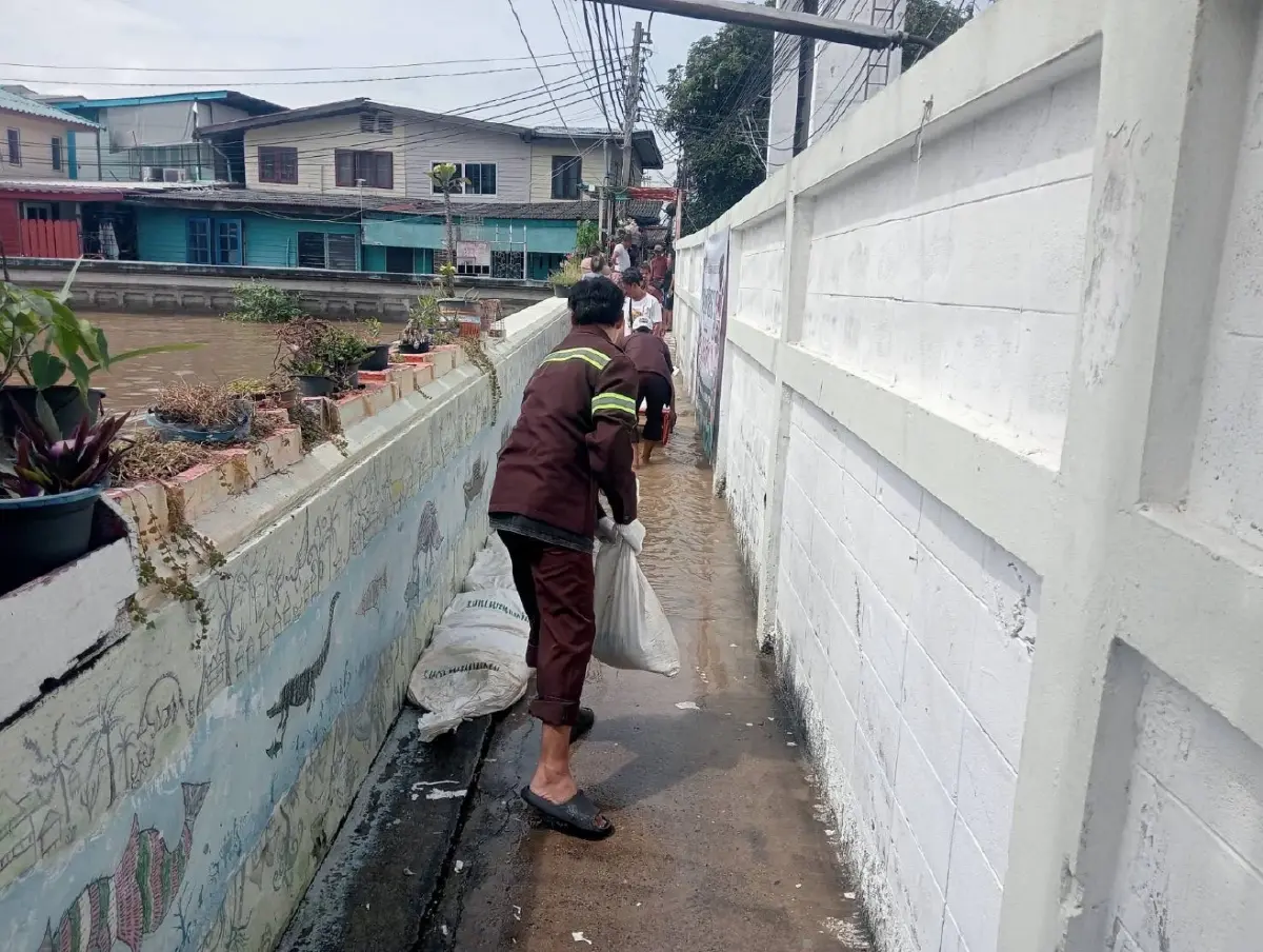 น้ำทะเลหนุนสูง บางกอกน้อย เร่งวางแนวกระสอบทราย เตือน กทม. มีฝน 40%