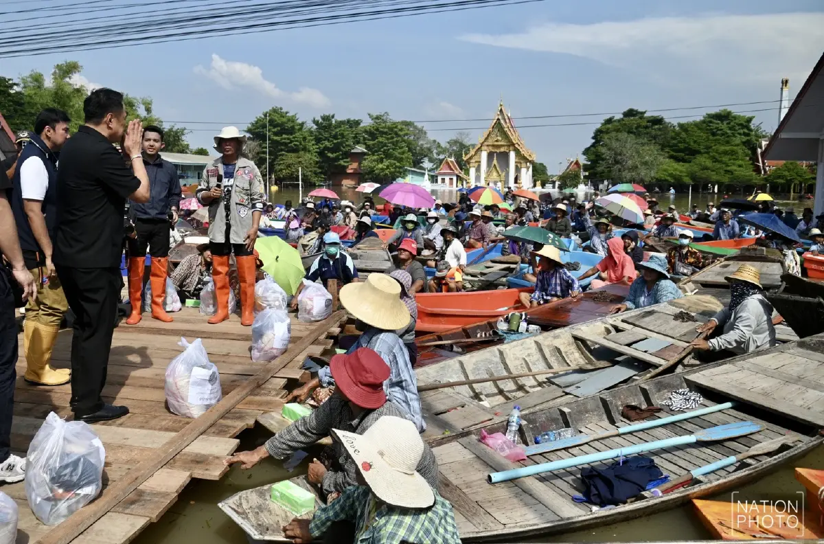 อัปเดต 'น้ำท่วมอยุธยา' ชาวบ้าน ต.หัวเวียง พายเรือมารอต้อนรับ นายกฯ ลงพื้นที่
